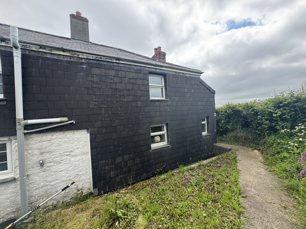 Lot: 94 - END-TERRACE COTTAGE FOR SIGNIFICANT IMPROVEMENT WITH COMMUNAL PARKING AREA - Front of the property